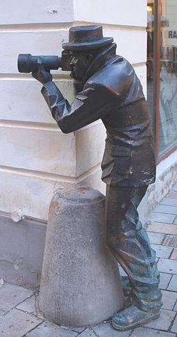 'Paparazzi statue in Bratislava', photograph by DMY, CC-BY.