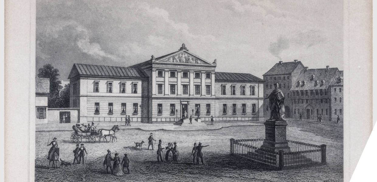 Etching of a large classical building in front of a large square busy with people and a large statue