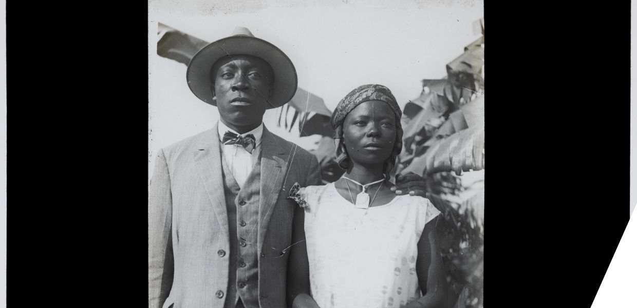 A photograph of two people on a glass plate inscribed "‘Benoît Mutamba-Antoinette, télégraphiste au B.C.K.''