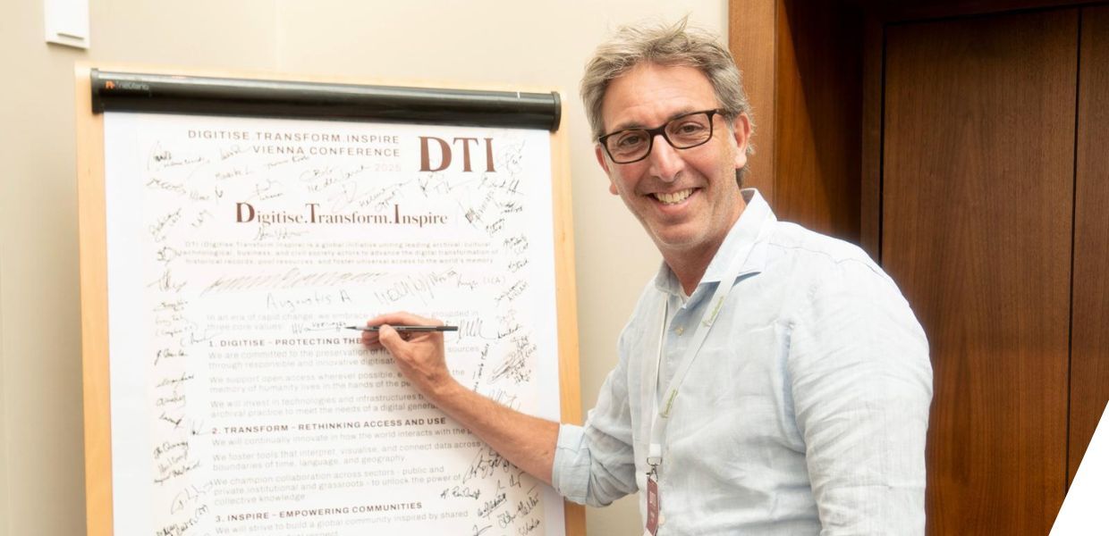 Harry Verwayen signing the DTI initiative